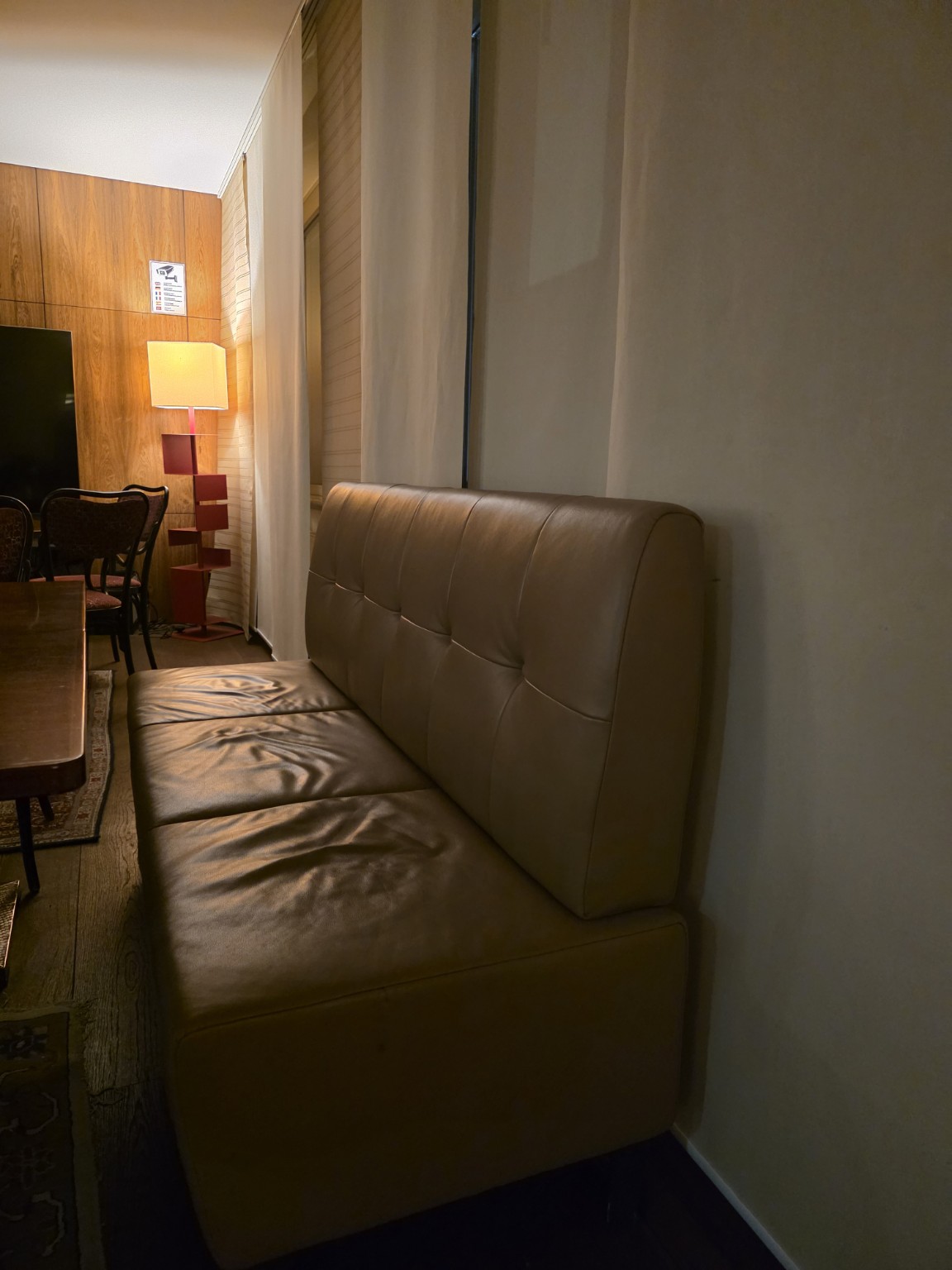 Gepolsterte Bank neben einem Tisch im Hotel